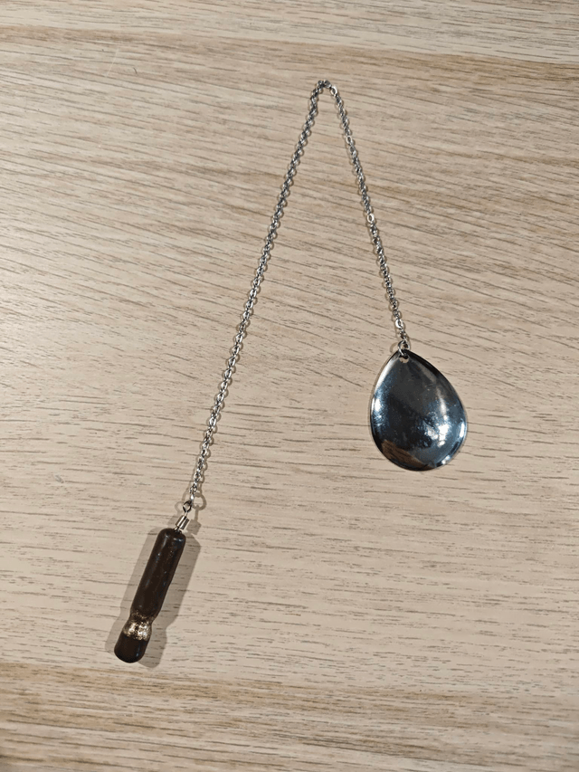 Pendule baton - marron et doré 