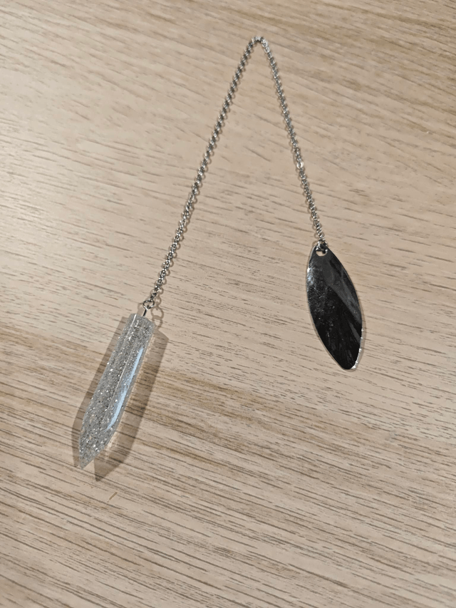 Pendule en résine long - paillettes argentées