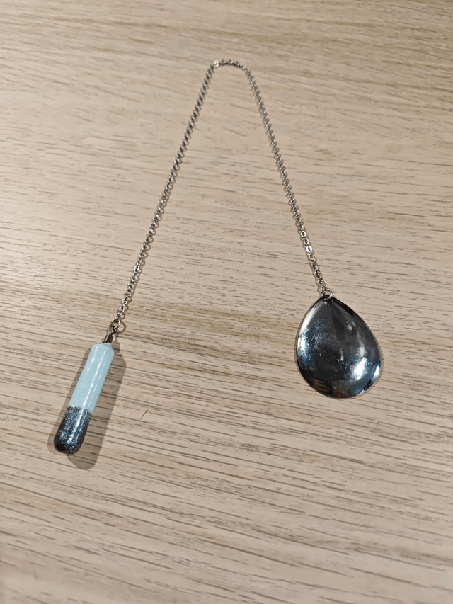Pendule baton - bleu pale et paillettes
