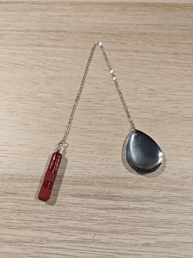 Pendule baton - rouge brillant et mat
