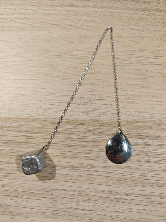 Pendule cube - argenté 