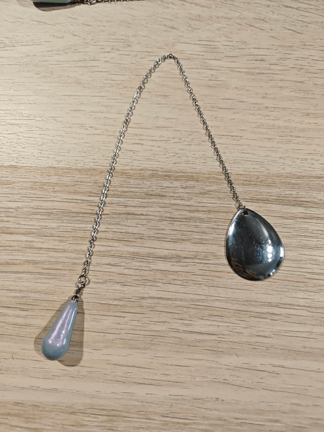 Pendule "goutte" - gris nacré