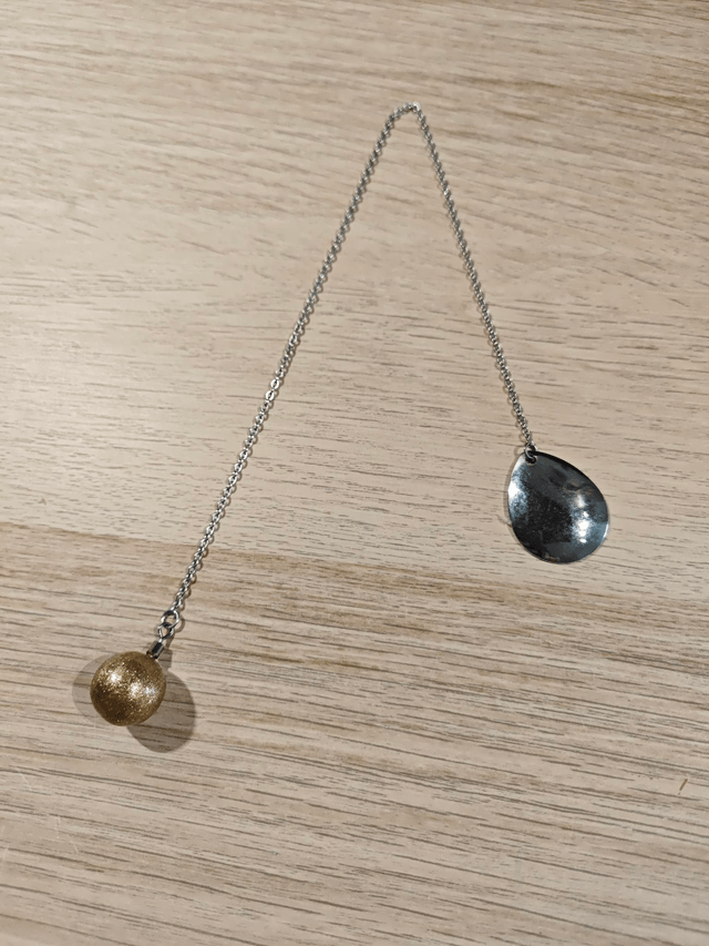Pendule boule - doré