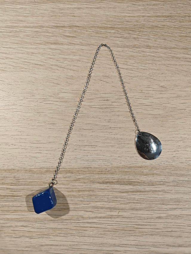 Pendule cube - bleu foncé 
