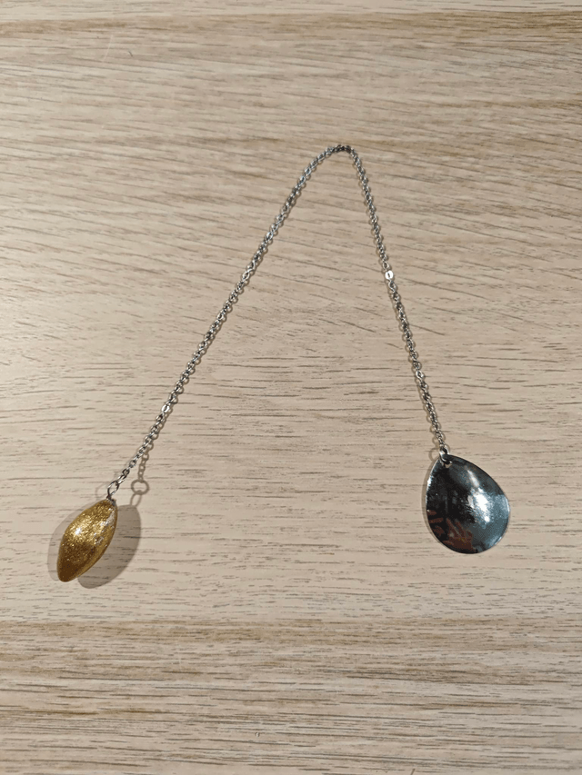 Pendule olive - doré
