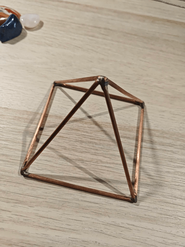Pyramide en cuivre - 10cm de côté 