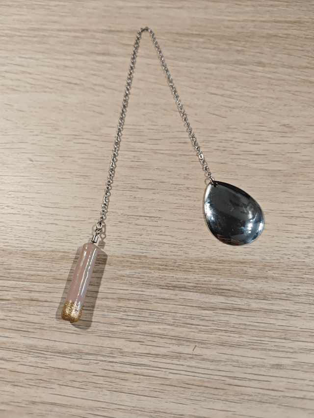 Pendule baton - rose nude et doré
