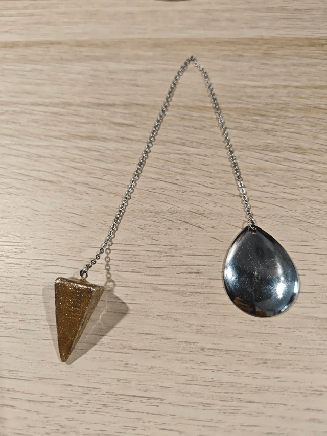 Pendule pyramide - doré