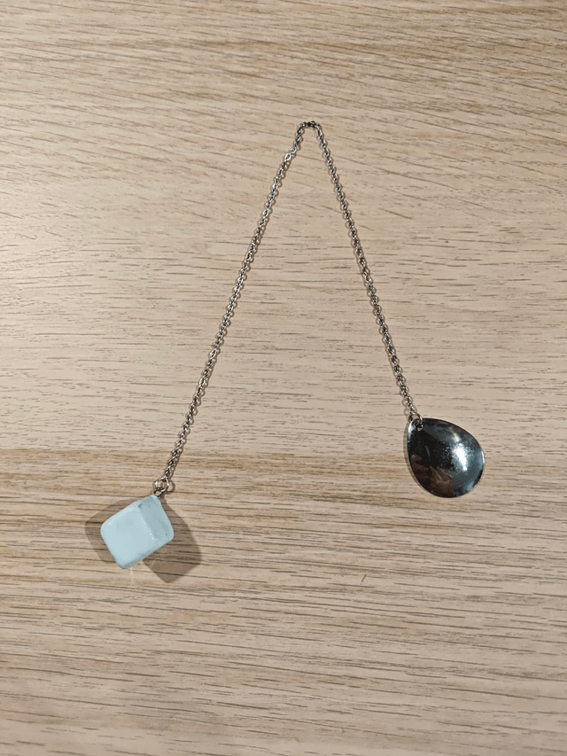 Pendule cube - bleu pâle
