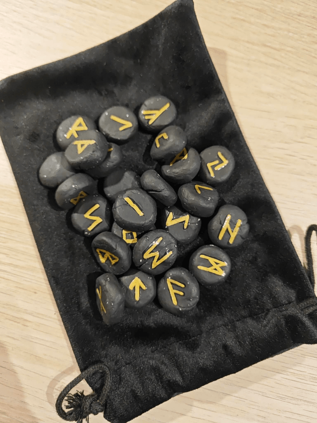 Runes en argile - doré