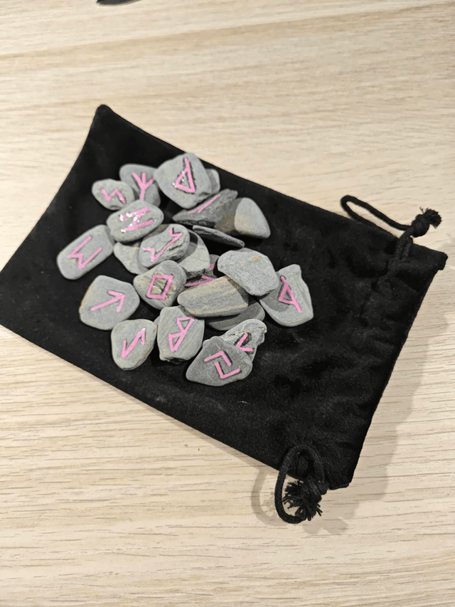 Runes en pierre - rose