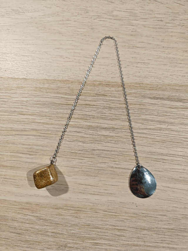 Pendule cube - doré