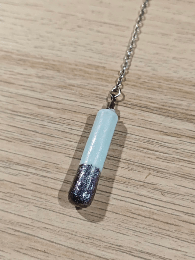 Pendule baton - bleu pale et paillettes