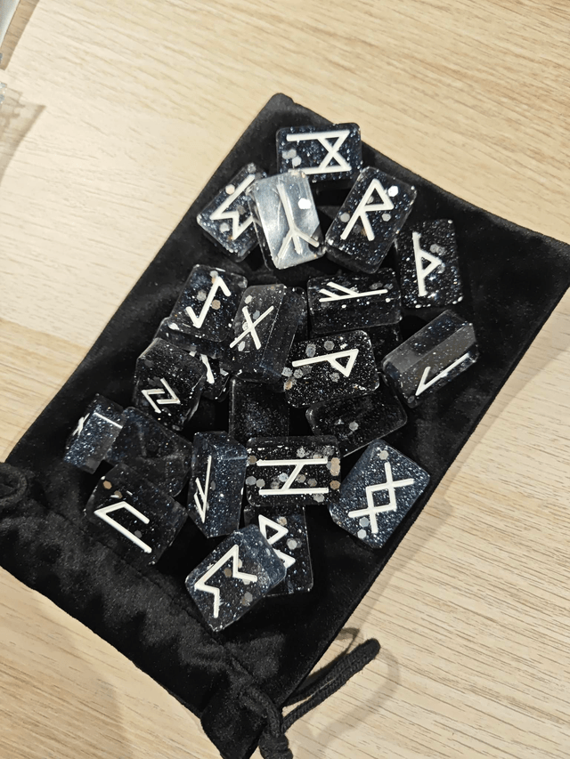 Runes en résine - paillettes noires et argentées 