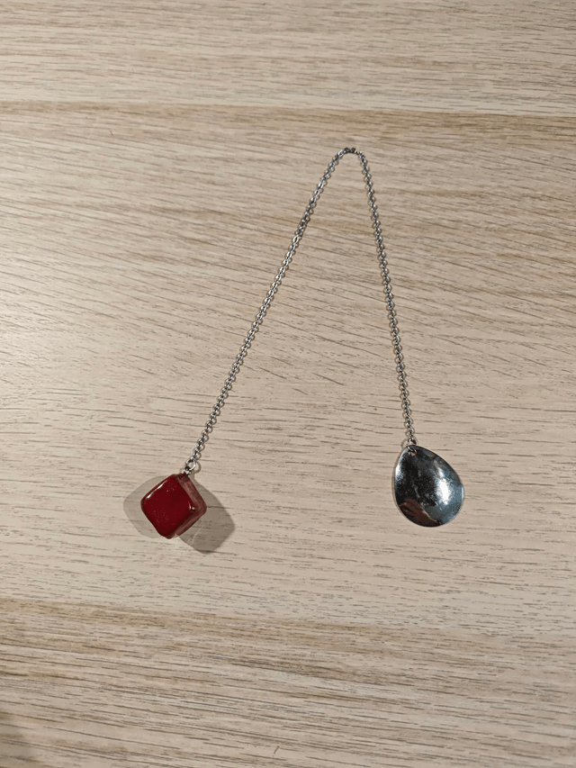Pendule cube - rouge
