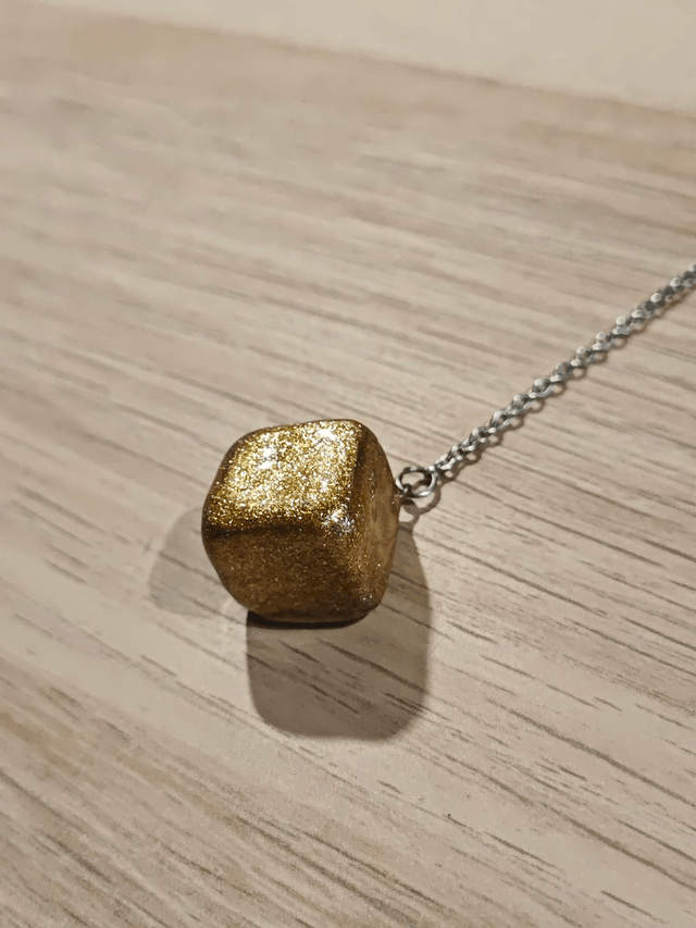 Pendule cube - doré