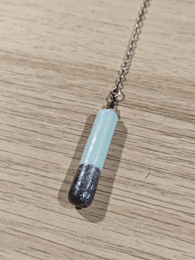 Pendule baton - bleu pale et paillettes